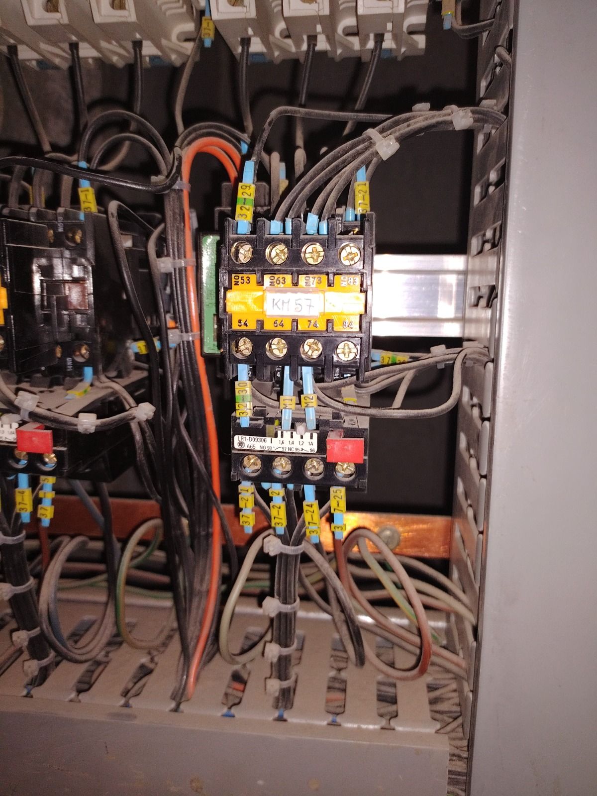 Contacteur KM57 et relais thermique câblés dans une armoire de commande