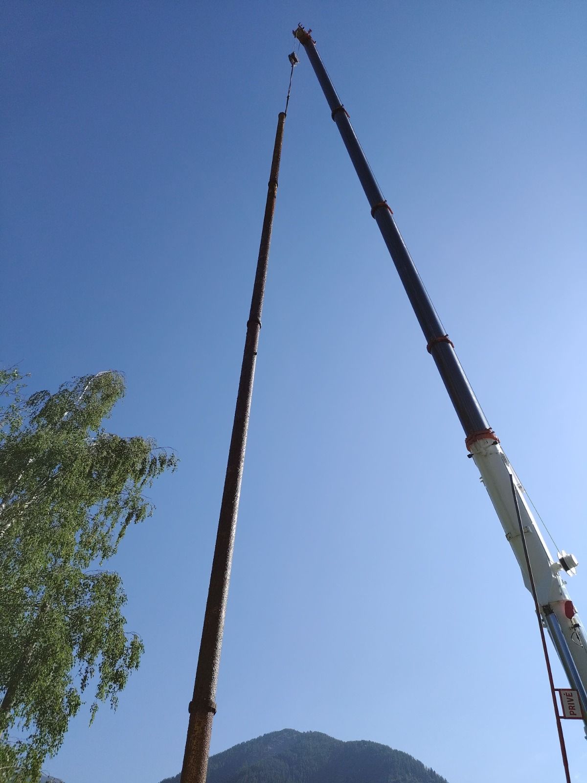 Extraction d'une colonne de pompage à la grue lors d'une intervention sur site
