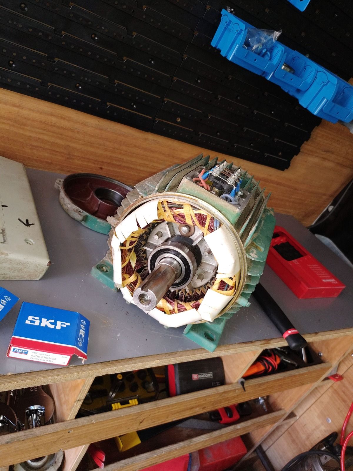 Moteur électrique démonté sur l'établi, roulements SKF neufs prêts à monter