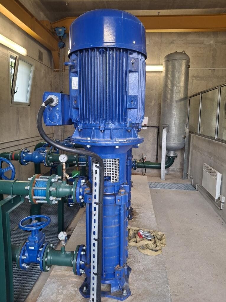 Pompe verticale multicellulaire et son moteur dans une station de pompage, vannes et manomètres