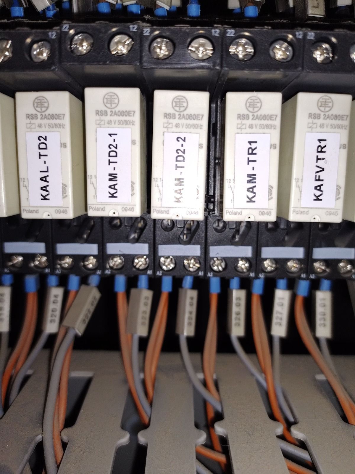 Relais de commande étiquetés et câblés dans une armoire électrique
