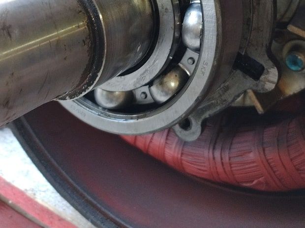 Le même emplacement après intervention : roulement SKF neuf monté, arbre propre