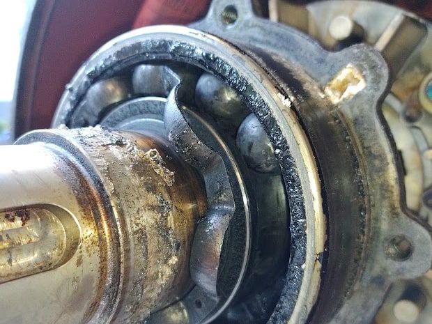 Le roulement déposé : graisse cuite, noircie, cage marquée sur l’arbre du moteur