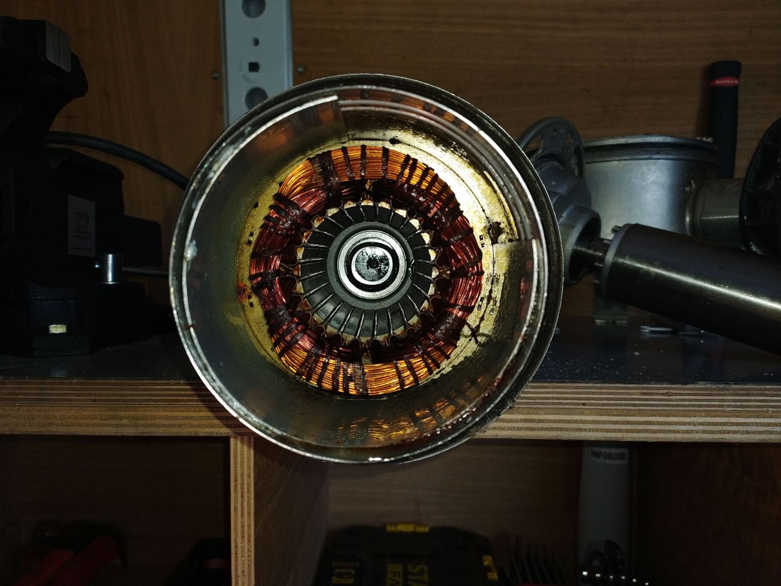 Stator de moteur électrique ouvert, bobinage cuivre vu de face