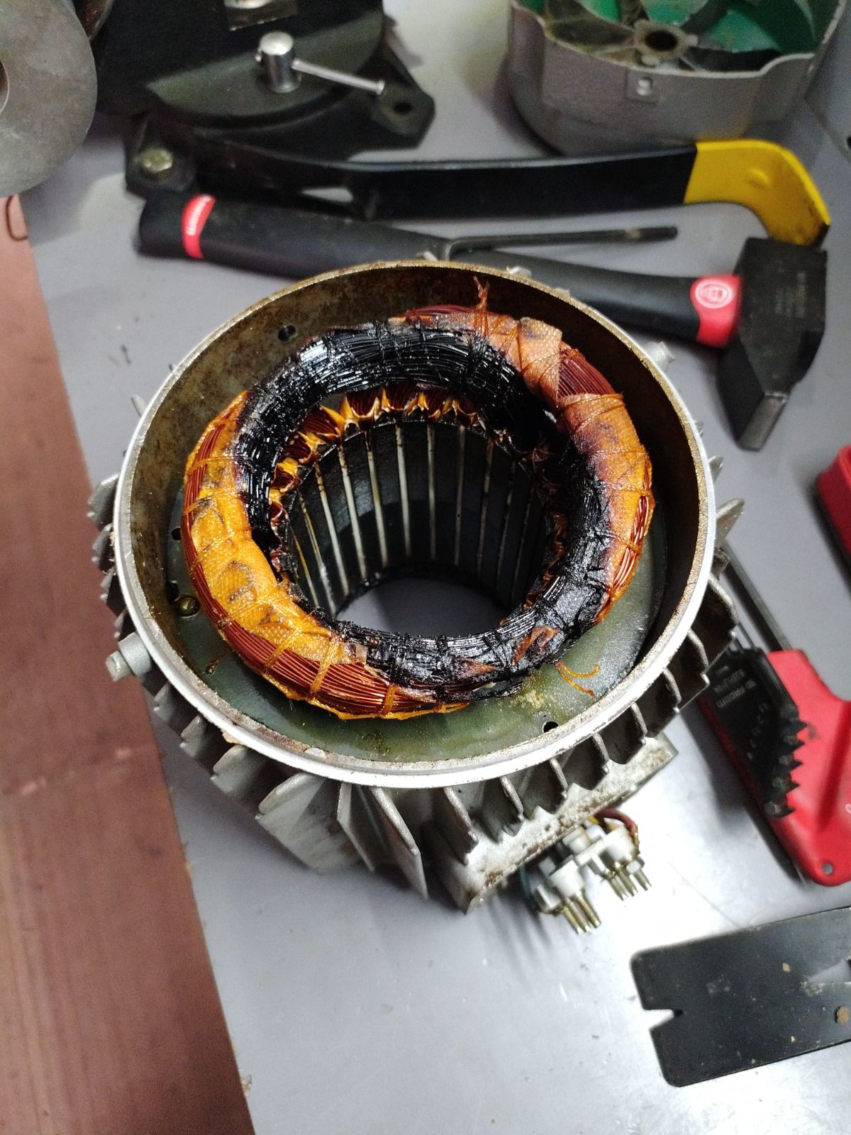 Bobinage de stator carbonisé sur un moteur ouvert à l’atelier, à rebobiner